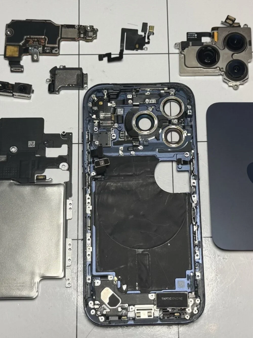 Apple iPhone 17 Pro A3256 Deep Blue – For Parts / Not Working – Read Description